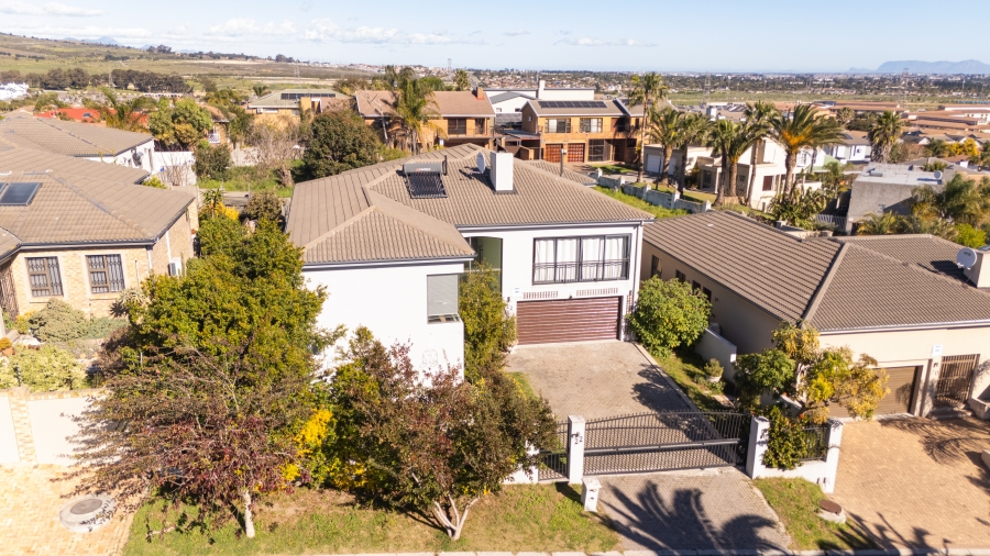 To Let 4 Bedroom Property for Rent in Kaapsig Western Cape